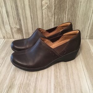 Brown Clarks Clogs